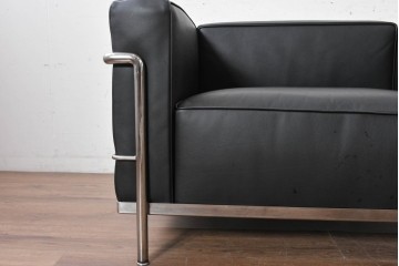 中古　美品　Cassina(カッシーナ)　ル・コルビュジエ(Le Corbusier)　LC3　GRAND CONFORT, GRAND MODELE(グランコンフォール グランモデル)　本革製　黒い張地と金属フレームの対比が際立つモダンな1人掛けソファ　定価約137万円　(R-090595)