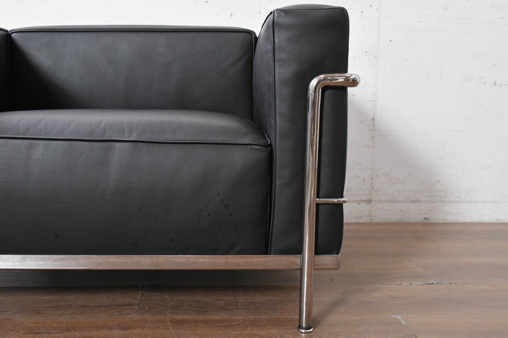 中古　美品　Cassina(カッシーナ)　ル・コルビュジエ(Le Corbusier)　LC3　GRAND CONFORT, GRAND MODELE(グランコンフォール グランモデル)　本革製　黒い張地と金属フレームの対比が際立つモダンな1人掛けソファ　定価約137万円　(R-090595)