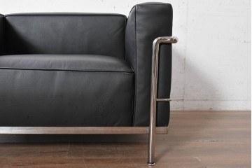 中古　美品　Cassina(カッシーナ)　ル・コルビュジエ(Le Corbusier)　LC3　GRAND CONFORT, GRAND MODELE(グランコンフォール グランモデル)　本革製　黒い張地と金属フレームの対比が際立つモダンな1人掛けソファ　定価約137万円　(R-090595)