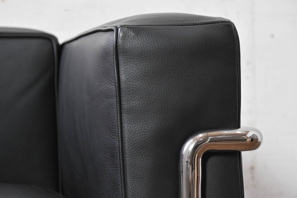中古　美品　Cassina(カッシーナ)　ル・コルビュジエ(Le Corbusier)　LC3　GRAND CONFORT, GRAND MODELE(グランコンフォール グランモデル)　本革製　黒い張地と金属フレームの対比が際立つモダンな1人掛けソファ　定価約137万円　(R-090595)