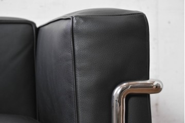 中古　美品　Cassina(カッシーナ)　ル・コルビュジエ(Le Corbusier)　LC3　GRAND CONFORT, GRAND MODELE(グランコンフォール グランモデル)　本革製　黒い張地と金属フレームの対比が際立つモダンな1人掛けソファ　定価約137万円　(R-090595)