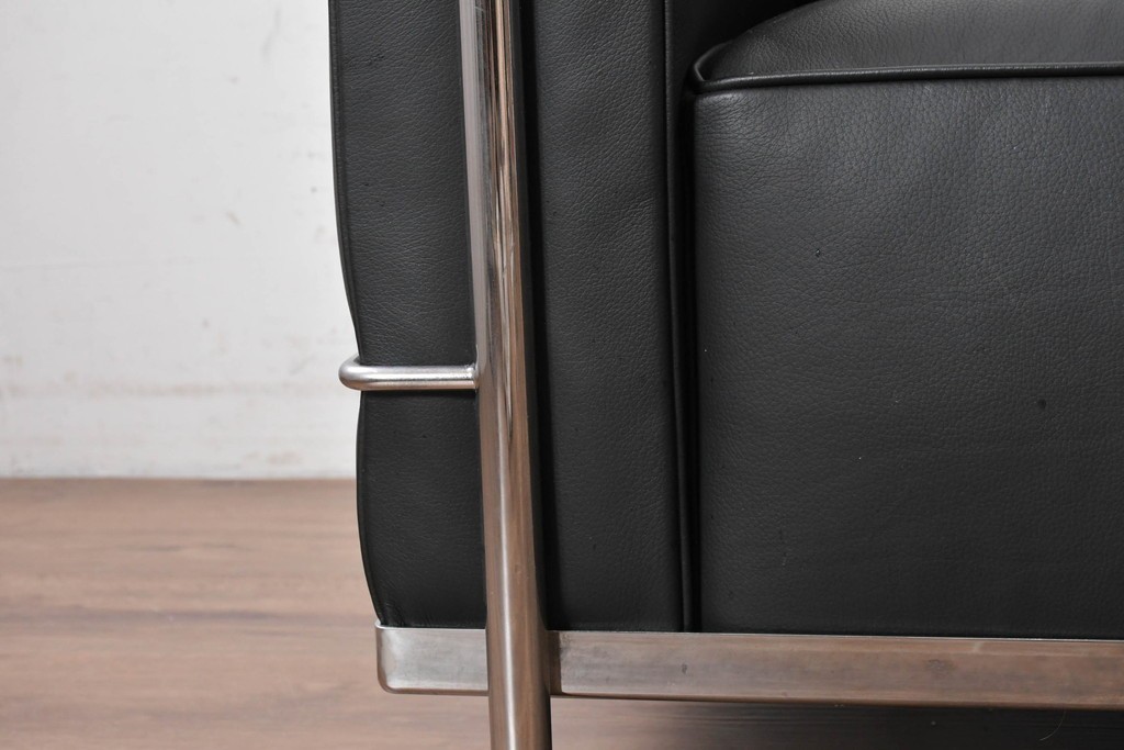 中古　美品　Cassina(カッシーナ)　ル・コルビュジエ(Le Corbusier)　LC3　GRAND CONFORT, GRAND MODELE(グランコンフォール グランモデル)　本革製　黒い張地と金属フレームの対比が際立つモダンな1人掛けソファ　定価約137万円　(R-090595)