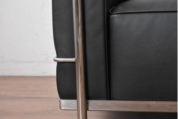 中古　美品　Cassina(カッシーナ)　ル・コルビュジエ(Le Corbusier)　LC3　GRAND CONFORT, GRAND MODELE(グランコンフォール グランモデル)　本革製　黒い張地と金属フレームの対比が際立つモダンな1人掛けソファ　定価約137万円　(R-090595)
