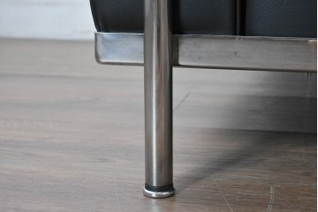 中古　美品　Cassina(カッシーナ)　ル・コルビュジエ(Le Corbusier)　LC3　GRAND CONFORT, GRAND MODELE(グランコンフォール グランモデル)　本革製　黒い張地と金属フレームの対比が際立つモダンな1人掛けソファ　定価約137万円　(R-090595)