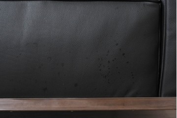 中古　美品　Cassina(カッシーナ)　ル・コルビュジエ(Le Corbusier)　LC3　GRAND CONFORT, GRAND MODELE(グランコンフォール グランモデル)　本革製　黒い張地と金属フレームの対比が際立つモダンな1人掛けソファ　定価約137万円　(R-090595)