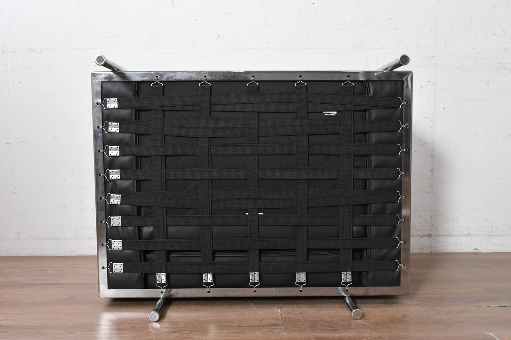 中古　美品　Cassina(カッシーナ)　ル・コルビュジエ(Le Corbusier)　LC3　GRAND CONFORT, GRAND MODELE(グランコンフォール グランモデル)　本革製　黒い張地と金属フレームの対比が際立つモダンな1人掛けソファ　定価約137万円　(R-090595)
