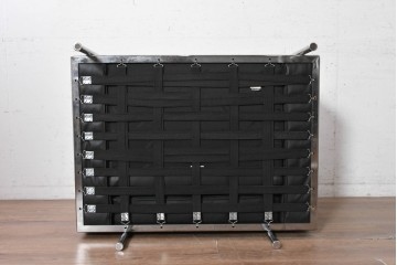 中古　美品　Cassina(カッシーナ)　ル・コルビュジエ(Le Corbusier)　LC3　GRAND CONFORT, GRAND MODELE(グランコンフォール グランモデル)　本革製　黒い張地と金属フレームの対比が際立つモダンな1人掛けソファ　定価約137万円　(R-090595)