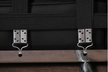 中古　美品　Cassina(カッシーナ)　ル・コルビュジエ(Le Corbusier)　LC3　GRAND CONFORT, GRAND MODELE(グランコンフォール グランモデル)　本革製　黒い張地と金属フレームの対比が際立つモダンな1人掛けソファ　定価約137万円　(R-090595)