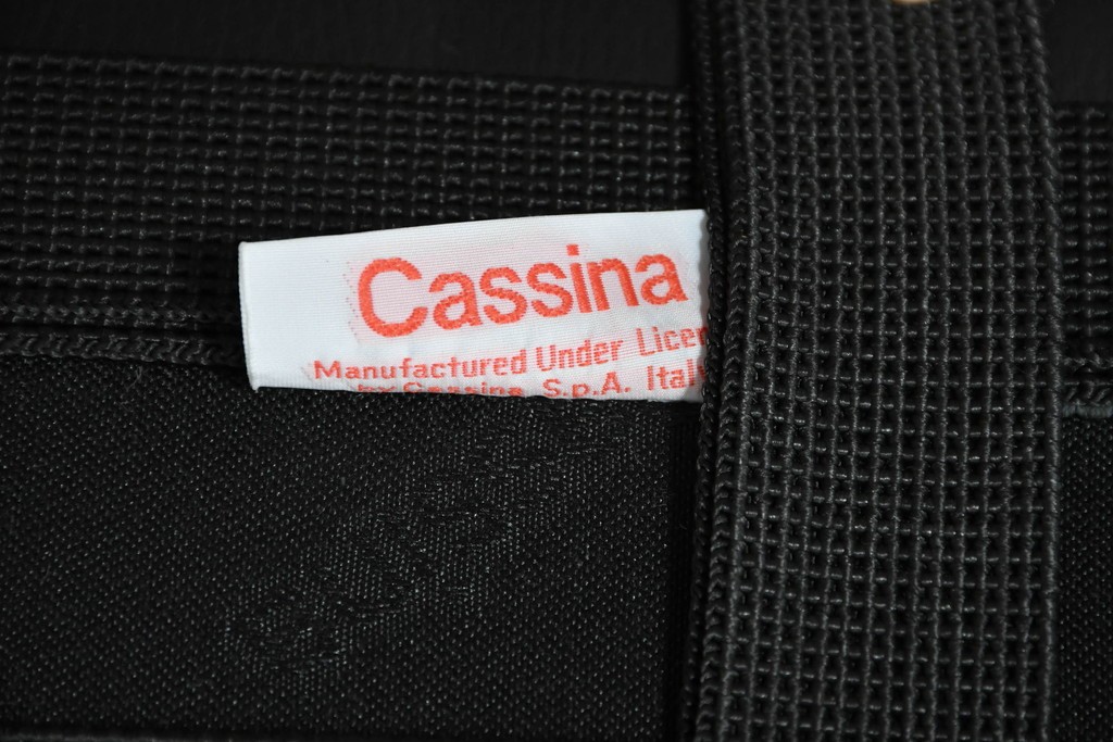 中古　美品　Cassina(カッシーナ)　ル・コルビュジエ(Le Corbusier)　LC3　GRAND CONFORT, GRAND MODELE(グランコンフォール グランモデル)　本革製　黒い張地と金属フレームの対比が際立つモダンな1人掛けソファ　定価約137万円　(R-090595)