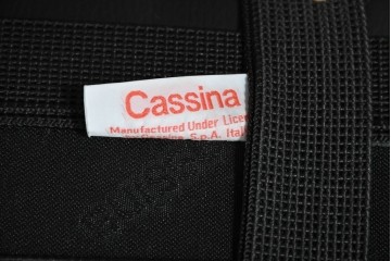 中古　美品　Cassina(カッシーナ)　ル・コルビュジエ(Le Corbusier)　LC3　GRAND CONFORT, GRAND MODELE(グランコンフォール グランモデル)　本革製　黒い張地と金属フレームの対比が際立つモダンな1人掛けソファ　定価約137万円　(R-090595)