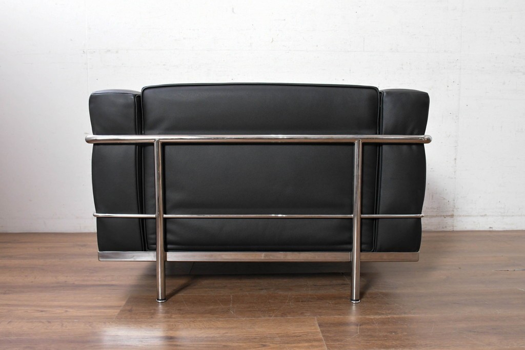 中古　美品　Cassina(カッシーナ)　ル・コルビュジエ(Le Corbusier)　LC3　GRAND CONFORT, GRAND MODELE(グランコンフォール グランモデル)　本革製　黒い張地と金属フレームの対比が際立つモダンな1人掛けソファ　定価約137万円　(R-090595)