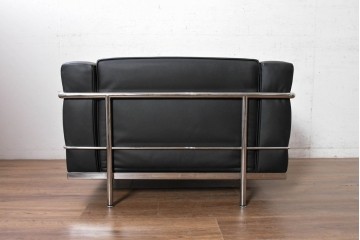 中古　美品　Cassina(カッシーナ)　ル・コルビュジエ(Le Corbusier)　LC3　GRAND CONFORT, GRAND MODELE(グランコンフォール グランモデル)　本革製　黒い張地と金属フレームの対比が際立つモダンな1人掛けソファ　定価約137万円　(R-090595)