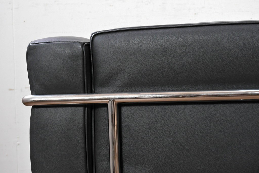 中古　美品　Cassina(カッシーナ)　ル・コルビュジエ(Le Corbusier)　LC3　GRAND CONFORT, GRAND MODELE(グランコンフォール グランモデル)　本革製　黒い張地と金属フレームの対比が際立つモダンな1人掛けソファ　定価約137万円　(R-090595)