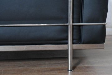 中古　美品　Cassina(カッシーナ)　ル・コルビュジエ(Le Corbusier)　LC3　GRAND CONFORT, GRAND MODELE(グランコンフォール グランモデル)　本革製　黒い張地と金属フレームの対比が際立つモダンな1人掛けソファ　定価約137万円　(R-090595)