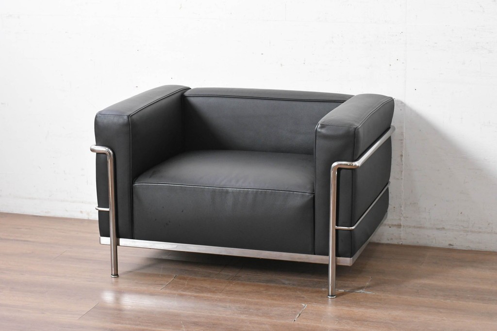 中古　美品　Cassina(カッシーナ)　ル・コルビュジエ(Le Corbusier)　LC3　GRAND CONFORT, GRAND MODELE(グランコンフォール グランモデル)　本革製　黒い張地と金属フレームの対比が際立つモダンな1人掛けソファ　定価約137万円　(R-090596)