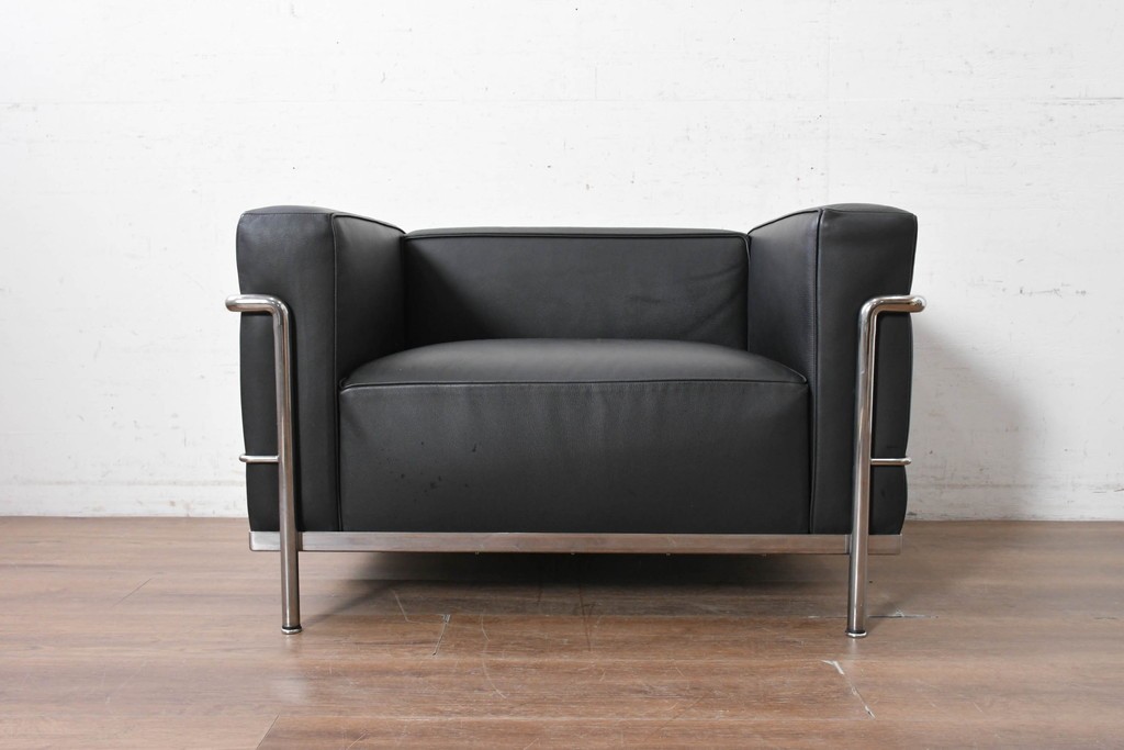 中古　美品　Cassina(カッシーナ)　ル・コルビュジエ(Le Corbusier)　LC3　GRAND CONFORT, GRAND MODELE(グランコンフォール グランモデル)　本革製　黒い張地と金属フレームの対比が際立つモダンな1人掛けソファ　定価約137万円　(R-090596)