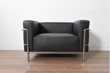 中古　美品　Cassina(カッシーナ)　ル・コルビュジエ(Le Corbusier)　LC3　GRAND CONFORT, GRAND MODELE(グランコンフォール グランモデル)　本革製　黒い張地と金属フレームの対比が際立つモダンな1人掛けソファ　定価約137万円　(R-090596)