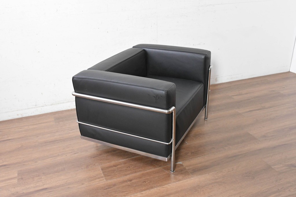 中古　美品　Cassina(カッシーナ)　ル・コルビュジエ(Le Corbusier)　LC3　GRAND CONFORT, GRAND MODELE(グランコンフォール グランモデル)　本革製　黒い張地と金属フレームの対比が際立つモダンな1人掛けソファ　定価約137万円　(R-090596)