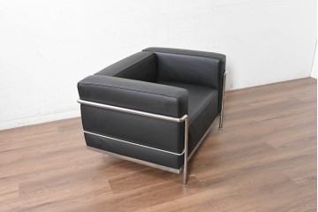 中古　美品　Cassina(カッシーナ)　ル・コルビュジエ(Le Corbusier)　LC3　GRAND CONFORT, GRAND MODELE(グランコンフォール グランモデル)　本革製　黒い張地と金属フレームの対比が際立つモダンな1人掛けソファ　定価約137万円　(R-090596)