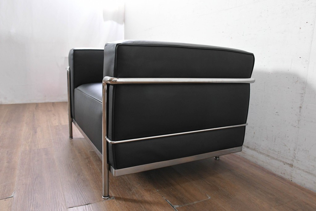 中古　美品　Cassina(カッシーナ)　ル・コルビュジエ(Le Corbusier)　LC3　GRAND CONFORT, GRAND MODELE(グランコンフォール グランモデル)　本革製　黒い張地と金属フレームの対比が際立つモダンな1人掛けソファ　定価約137万円　(R-090596)