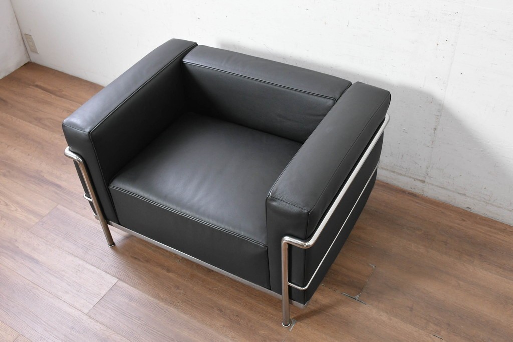 中古　美品　Cassina(カッシーナ)　ル・コルビュジエ(Le Corbusier)　LC3　GRAND CONFORT, GRAND MODELE(グランコンフォール グランモデル)　本革製　黒い張地と金属フレームの対比が際立つモダンな1人掛けソファ　定価約137万円　(R-090596)