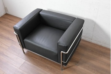 中古　美品　Cassina(カッシーナ)　ル・コルビュジエ(Le Corbusier)　LC3　GRAND CONFORT, GRAND MODELE(グランコンフォール グランモデル)　本革製　黒い張地と金属フレームの対比が際立つモダンな1人掛けソファ　定価約137万円　(R-090596)