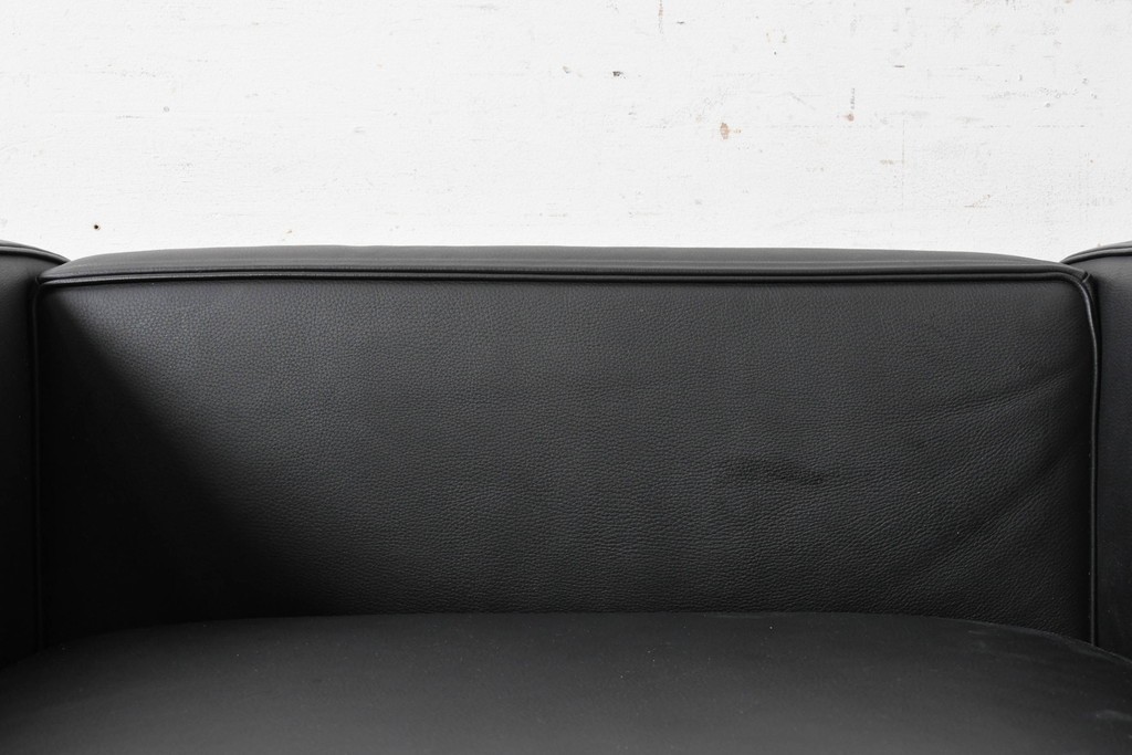 中古　美品　Cassina(カッシーナ)　ル・コルビュジエ(Le Corbusier)　LC3　GRAND CONFORT, GRAND MODELE(グランコンフォール グランモデル)　本革製　黒い張地と金属フレームの対比が際立つモダンな1人掛けソファ　定価約137万円　(R-090596)