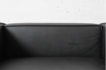 中古　美品　Cassina(カッシーナ)　ル・コルビュジエ(Le Corbusier)　LC3　GRAND CONFORT, GRAND MODELE(グランコンフォール グランモデル)　本革製　黒い張地と金属フレームの対比が際立つモダンな1人掛けソファ　定価約137万円　(R-090596)