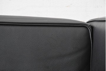 中古　美品　Cassina(カッシーナ)　ル・コルビュジエ(Le Corbusier)　LC3　GRAND CONFORT, GRAND MODELE(グランコンフォール グランモデル)　本革製　黒い張地と金属フレームの対比が際立つモダンな1人掛けソファ　定価約137万円　(R-090596)