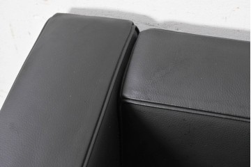 中古　美品　Cassina(カッシーナ)　ル・コルビュジエ(Le Corbusier)　LC3　GRAND CONFORT, GRAND MODELE(グランコンフォール グランモデル)　本革製　黒い張地と金属フレームの対比が際立つモダンな1人掛けソファ　定価約137万円　(R-090596)