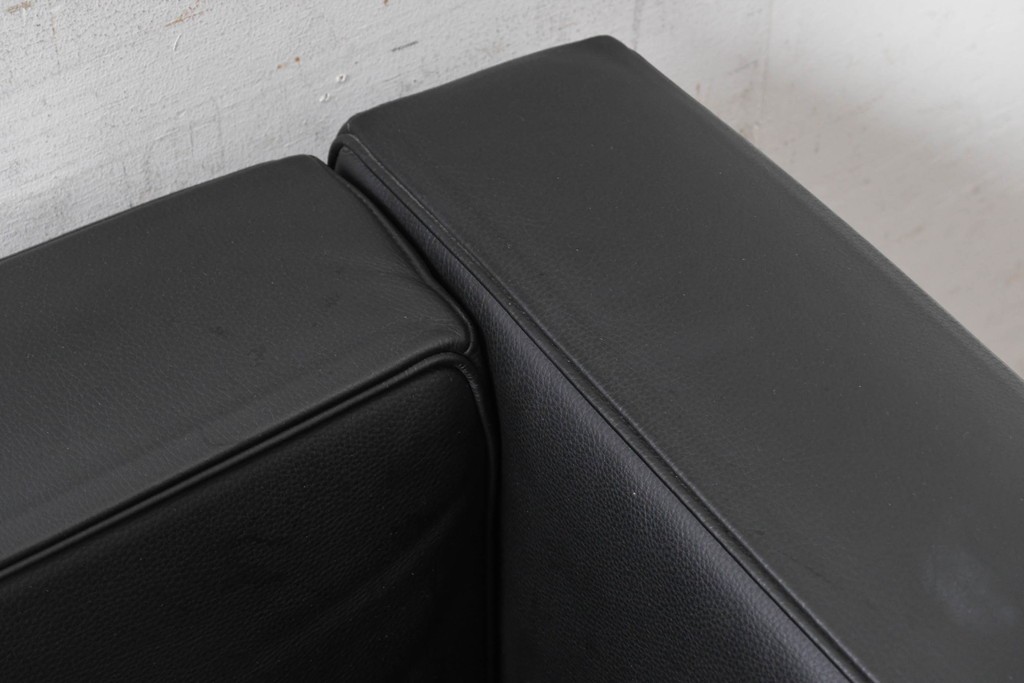 中古　美品　Cassina(カッシーナ)　ル・コルビュジエ(Le Corbusier)　LC3　GRAND CONFORT, GRAND MODELE(グランコンフォール グランモデル)　本革製　黒い張地と金属フレームの対比が際立つモダンな1人掛けソファ　定価約137万円　(R-090596)