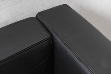 中古　美品　Cassina(カッシーナ)　ル・コルビュジエ(Le Corbusier)　LC3　GRAND CONFORT, GRAND MODELE(グランコンフォール グランモデル)　本革製　黒い張地と金属フレームの対比が際立つモダンな1人掛けソファ　定価約137万円　(R-090596)