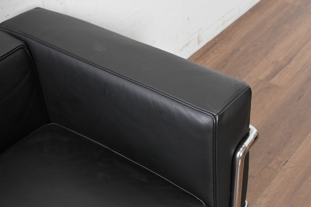 中古　美品　Cassina(カッシーナ)　ル・コルビュジエ(Le Corbusier)　LC3　GRAND CONFORT, GRAND MODELE(グランコンフォール グランモデル)　本革製　黒い張地と金属フレームの対比が際立つモダンな1人掛けソファ　定価約137万円　(R-090596)