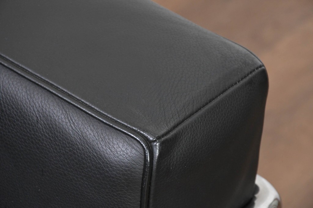 中古　美品　Cassina(カッシーナ)　ル・コルビュジエ(Le Corbusier)　LC3　GRAND CONFORT, GRAND MODELE(グランコンフォール グランモデル)　本革製　黒い張地と金属フレームの対比が際立つモダンな1人掛けソファ　定価約137万円　(R-090596)