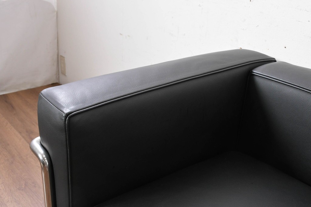 中古　美品　Cassina(カッシーナ)　ル・コルビュジエ(Le Corbusier)　LC3　GRAND CONFORT, GRAND MODELE(グランコンフォール グランモデル)　本革製　黒い張地と金属フレームの対比が際立つモダンな1人掛けソファ　定価約137万円　(R-090596)