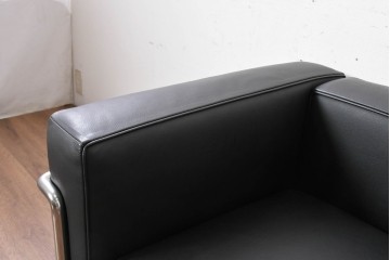 中古　美品　Cassina(カッシーナ)　ル・コルビュジエ(Le Corbusier)　LC3　GRAND CONFORT, GRAND MODELE(グランコンフォール グランモデル)　本革製　黒い張地と金属フレームの対比が際立つモダンな1人掛けソファ　定価約137万円　(R-090596)