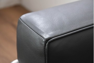 中古　美品　Cassina(カッシーナ)　ル・コルビュジエ(Le Corbusier)　LC3　GRAND CONFORT, GRAND MODELE(グランコンフォール グランモデル)　本革製　黒い張地と金属フレームの対比が際立つモダンな1人掛けソファ　定価約137万円　(R-090596)