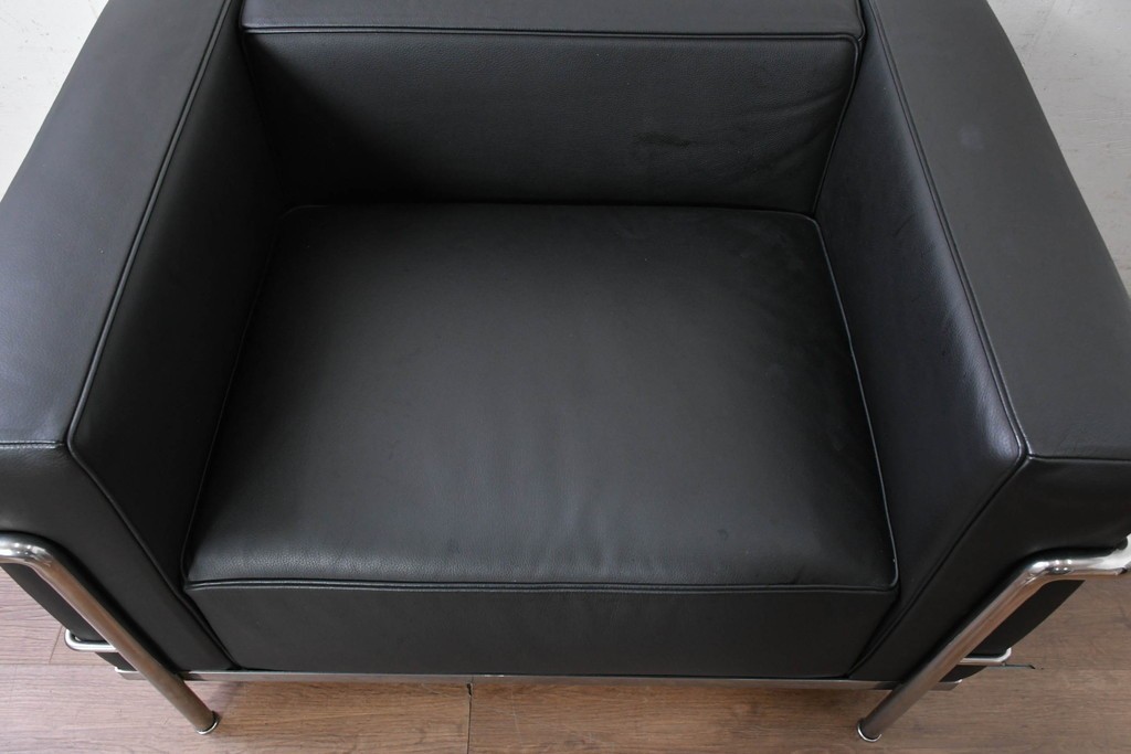 中古　美品　Cassina(カッシーナ)　ル・コルビュジエ(Le Corbusier)　LC3　GRAND CONFORT, GRAND MODELE(グランコンフォール グランモデル)　本革製　黒い張地と金属フレームの対比が際立つモダンな1人掛けソファ　定価約137万円　(R-090596)