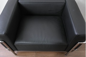 中古　美品　Cassina(カッシーナ)　ル・コルビュジエ(Le Corbusier)　LC3　GRAND CONFORT, GRAND MODELE(グランコンフォール グランモデル)　本革製　黒い張地と金属フレームの対比が際立つモダンな1人掛けソファ　定価約137万円　(R-090596)