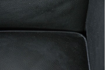 中古　美品　Cassina(カッシーナ)　ル・コルビュジエ(Le Corbusier)　LC3　GRAND CONFORT, GRAND MODELE(グランコンフォール グランモデル)　本革製　黒い張地と金属フレームの対比が際立つモダンな1人掛けソファ　定価約137万円　(R-090596)