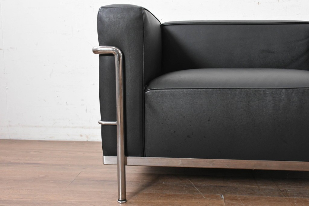 中古　美品　Cassina(カッシーナ)　ル・コルビュジエ(Le Corbusier)　LC3　GRAND CONFORT, GRAND MODELE(グランコンフォール グランモデル)　本革製　黒い張地と金属フレームの対比が際立つモダンな1人掛けソファ　定価約137万円　(R-090596)