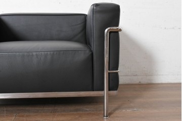 中古　美品　Cassina(カッシーナ)　ル・コルビュジエ(Le Corbusier)　LC3　GRAND CONFORT, GRAND MODELE(グランコンフォール グランモデル)　本革製　黒い張地と金属フレームの対比が際立つモダンな1人掛けソファ　定価約137万円　(R-090596)