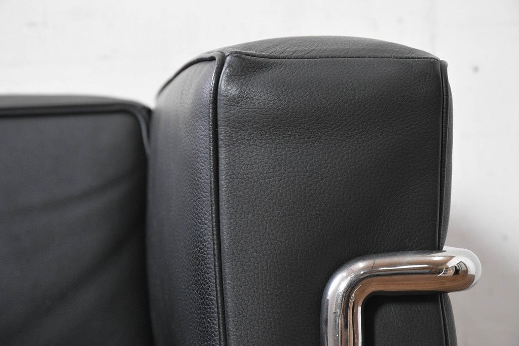 中古　美品　Cassina(カッシーナ)　ル・コルビュジエ(Le Corbusier)　LC3　GRAND CONFORT, GRAND MODELE(グランコンフォール グランモデル)　本革製　黒い張地と金属フレームの対比が際立つモダンな1人掛けソファ　定価約137万円　(R-090596)