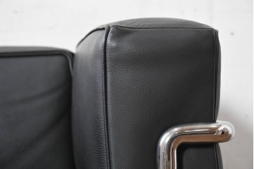 中古　美品　Cassina(カッシーナ)　ル・コルビュジエ(Le Corbusier)　LC3　GRAND CONFORT, GRAND MODELE(グランコンフォール グランモデル)　本革製　黒い張地と金属フレームの対比が際立つモダンな1人掛けソファ　定価約137万円　(R-090596)