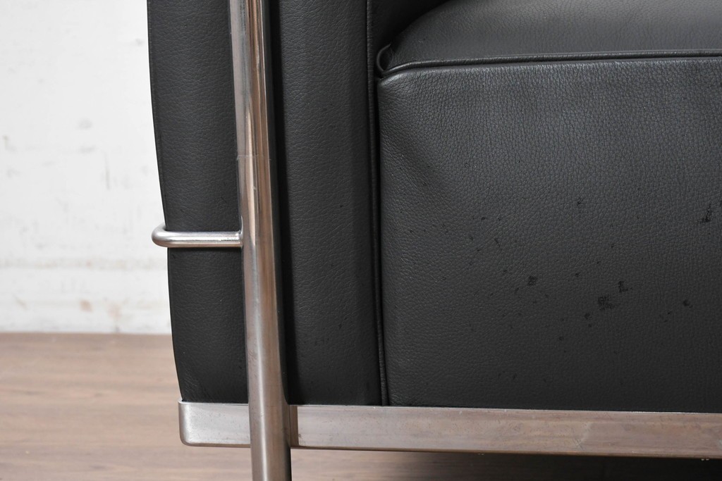 中古　美品　Cassina(カッシーナ)　ル・コルビュジエ(Le Corbusier)　LC3　GRAND CONFORT, GRAND MODELE(グランコンフォール グランモデル)　本革製　黒い張地と金属フレームの対比が際立つモダンな1人掛けソファ　定価約137万円　(R-090596)