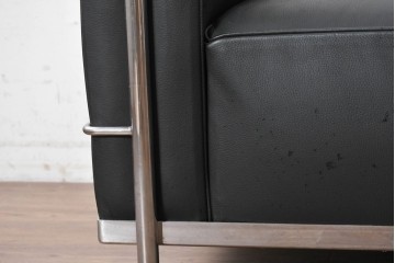 中古　美品　Cassina(カッシーナ)　ル・コルビュジエ(Le Corbusier)　LC3　GRAND CONFORT, GRAND MODELE(グランコンフォール グランモデル)　本革製　黒い張地と金属フレームの対比が際立つモダンな1人掛けソファ　定価約137万円　(R-090596)