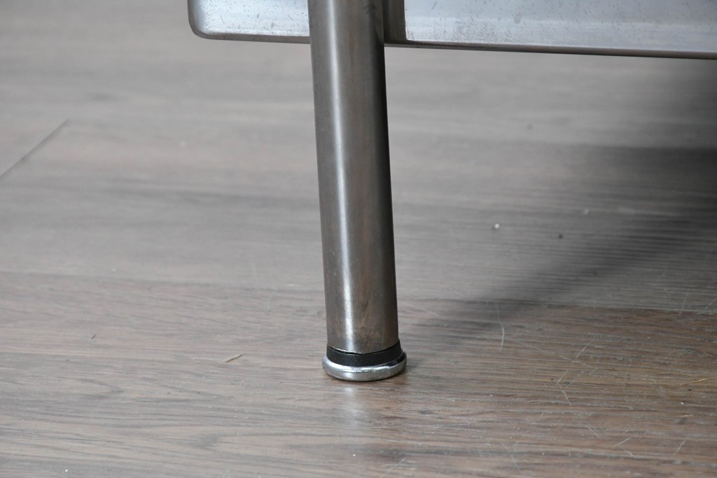 中古　美品　Cassina(カッシーナ)　ル・コルビュジエ(Le Corbusier)　LC3　GRAND CONFORT, GRAND MODELE(グランコンフォール グランモデル)　本革製　黒い張地と金属フレームの対比が際立つモダンな1人掛けソファ　定価約137万円　(R-090596)