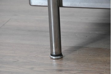 中古　美品　Cassina(カッシーナ)　ル・コルビュジエ(Le Corbusier)　LC3　GRAND CONFORT, GRAND MODELE(グランコンフォール グランモデル)　本革製　黒い張地と金属フレームの対比が際立つモダンな1人掛けソファ　定価約137万円　(R-090596)