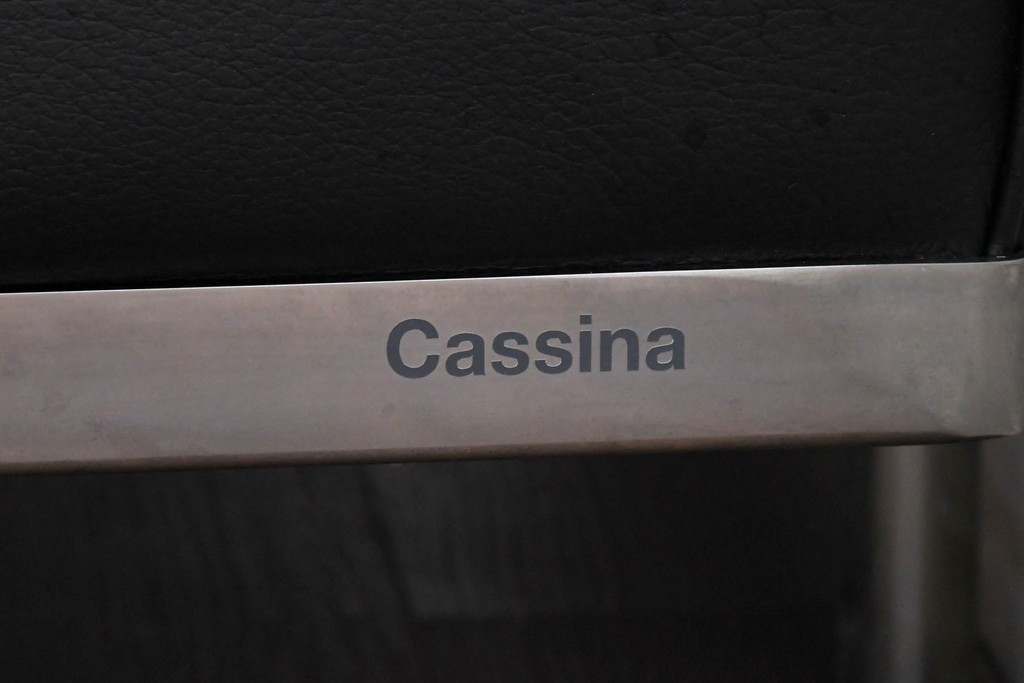 中古　美品　Cassina(カッシーナ)　ル・コルビュジエ(Le Corbusier)　LC3　GRAND CONFORT, GRAND MODELE(グランコンフォール グランモデル)　本革製　黒い張地と金属フレームの対比が際立つモダンな1人掛けソファ　定価約137万円　(R-090596)
