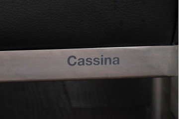 中古　美品　Cassina(カッシーナ)　ル・コルビュジエ(Le Corbusier)　LC3　GRAND CONFORT, GRAND MODELE(グランコンフォール グランモデル)　本革製　黒い張地と金属フレームの対比が際立つモダンな1人掛けソファ　定価約137万円　(R-090596)
